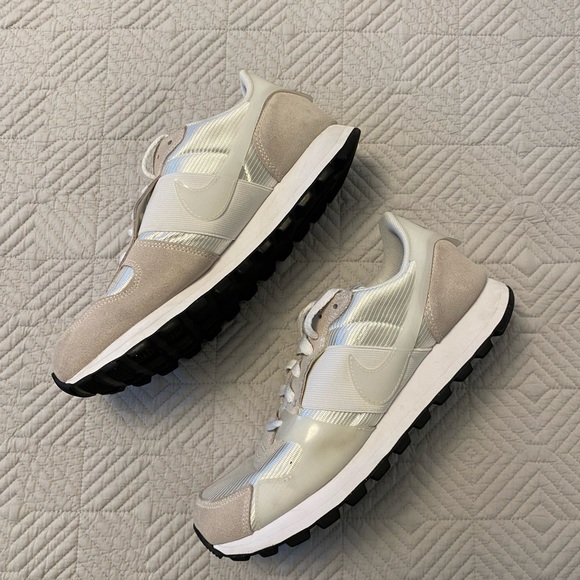 Nike Tennis Shoes - Picture 3 of 10